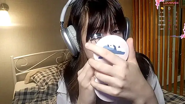 Honeey Beee online show from 12/18/25, 05:08