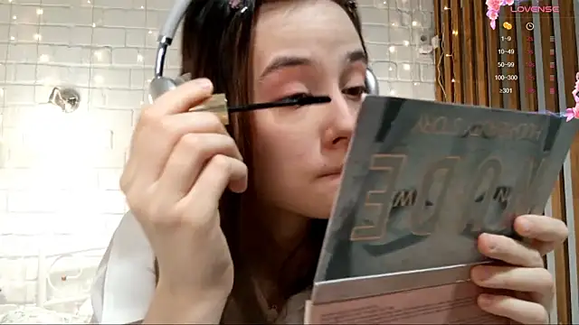 Honeey Beee online show from 12/21/25, 05:09