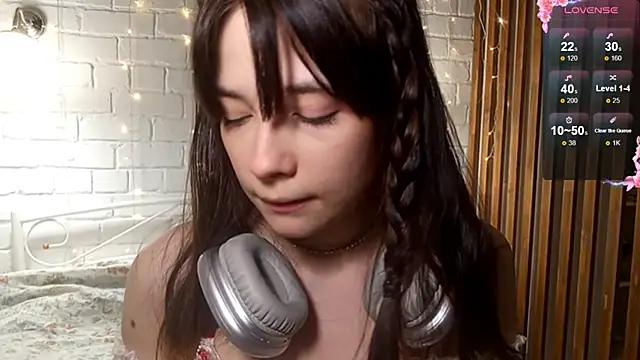 Honeey Beee online show from 12/22/25, 03:20