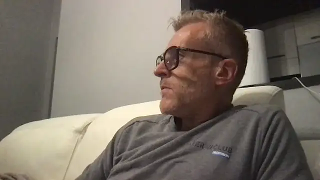 Axl hot online show from 11/15/25, 08:49