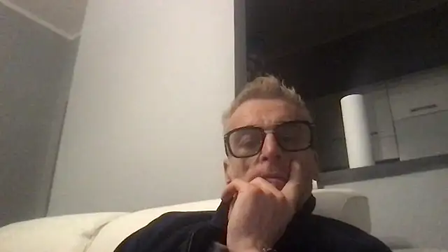 Axl hot online show from 11/22/25, 07:57