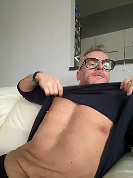 Snapshot of Axl_hot chatting on 03/14/26, 01:16 Axl hot online show from 03/14/26, 01:16