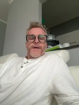 Snapshot of Axl_hot chatting on 03/22/26, 04:32 Axl hot online show from 03/22/26, 04:32
