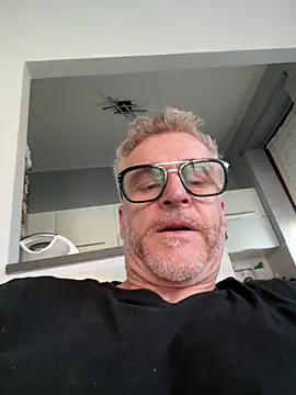 Snapshot of Axl_hot chatting on 04/05/26, 10:34 Axl hot online show from 04/05/26, 10:34