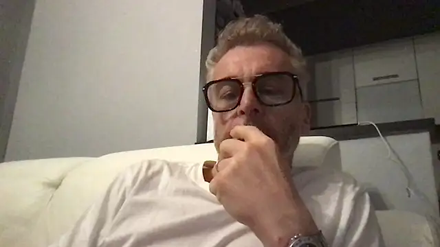 Snapshot of Axl_hot chatting on 04/12/26, 06:13 Axl hot online show from 04/12/26, 06:13