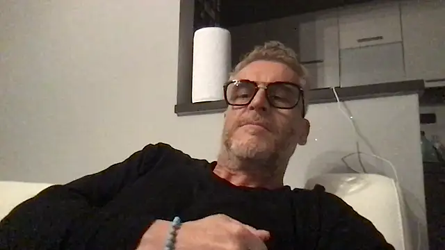 Snapshot of Axl_hot chatting on 04/30/26, 08:57 Axl hot online show from 04/30/26, 08:57