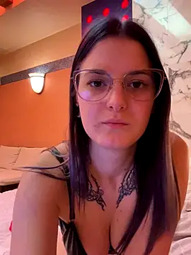 SuzyMiu online show from 11/24/25, 11:10