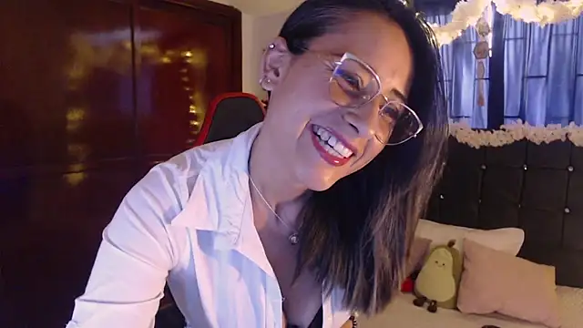Snapshot of Sofia-mel chatting on 10/21/25, 08:53 Sofia-mel online show from 10/21/25, 08:53