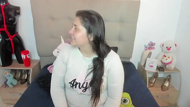 TifanyAmazinng online show from 11/10/25, 12:37