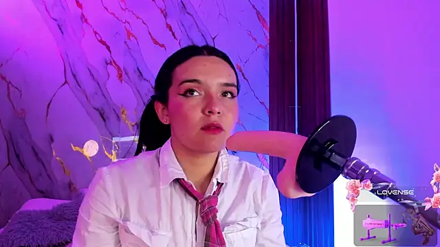 Snapshot of alicecute77 chatting on 01/17/26, 02:27 alicecute77 online show from 01/17/26, 02:27