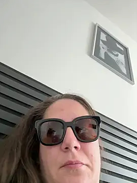 Snapshot of melanie75020 chatting on 02/21/26, 09:43 melanie75020 online show from 02/21/26, 09:43