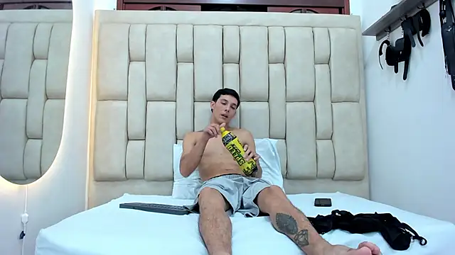 ZafiroAndFlynn online show from 10/10/25, 07:35