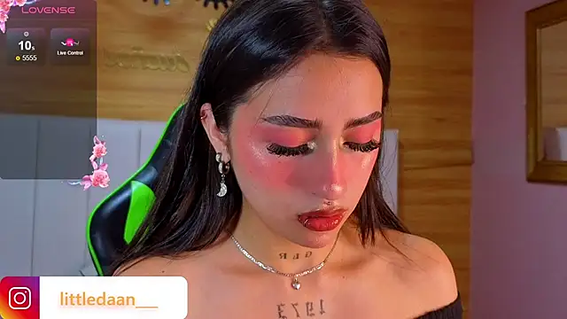 Abril Velvet a  online show from 12/20/25, 12:45