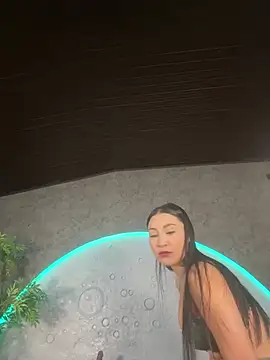 Snapshot of ReinaChloe chatting on 06/01/26, 04:20 ReinaChloe online show from 06/01/26, 04:20