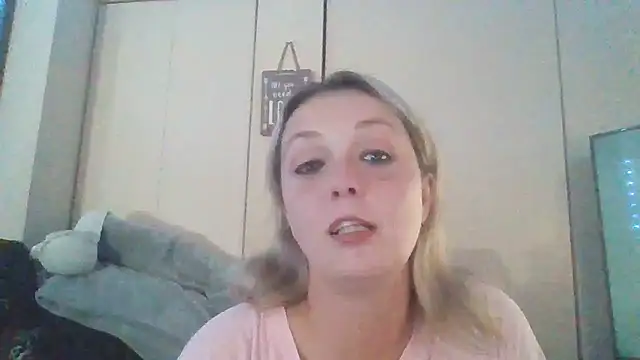 Snapshot of Candykissesxoxo chatting on 11/02/25, 07:22 Candykissesxoxo online show from 11/02/25, 07:22