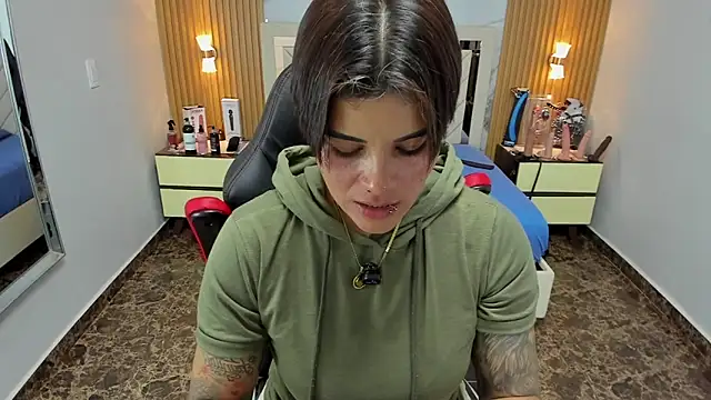 KAROLLJONES1 online show from 12/02/25, 07:42