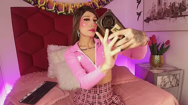 Snapshot of Alaia_Snow chatting on 10/12/25, 09:25 Alaia Snow online show from 10/12/25, 09:25