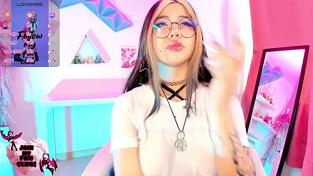 Snapshot of pinkk_deemon chatting on 10/27/25, 02:32 pinkk deemon online show from 10/27/25, 02:32