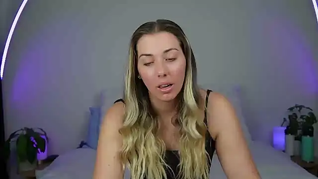 Snapshot of louiseberkeley chatting on 10/04/25, 04:21 louiseberkeley online show from 10/04/25, 04:21