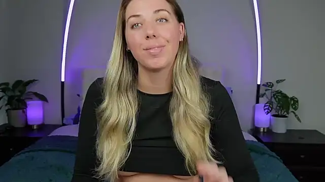 Snapshot of louiseberkeley chatting on 10/06/25, 04:43 louiseberkeley online show from 10/06/25, 04:43