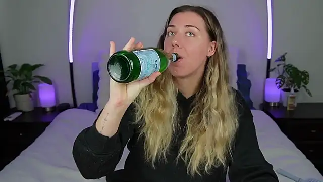 Snapshot of louiseberkeley chatting on 10/07/25, 12:41 louiseberkeley online show from 10/07/25, 12:41