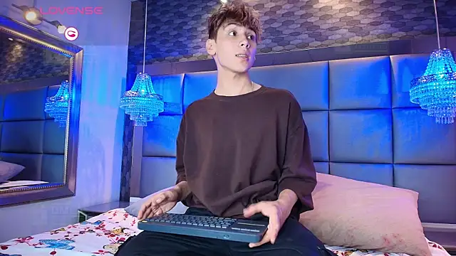 Snapshot of Twinkie_Hung chatting on 09/18/25, 09:28 Twinkie Hung online show from 09/18/25, 09:28