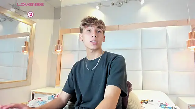 Snapshot of Twinkie_Hung chatting on 09/20/25, 09:49 Twinkie Hung online show from 09/20/25, 09:49