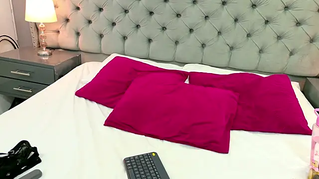 Snapshot of ScarlethCruz chatting on 10/18/25, 07:58 ScarlethCruz online show from 10/18/25, 07:58