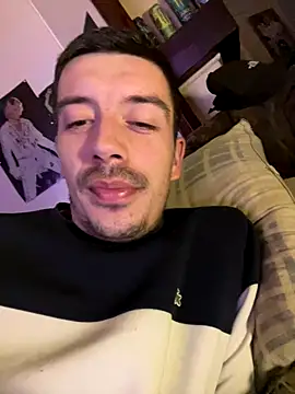 Snapshot of gb7572 chatting on 09/13/25, 09:14 gb7572 online show from 09/13/25, 09:14