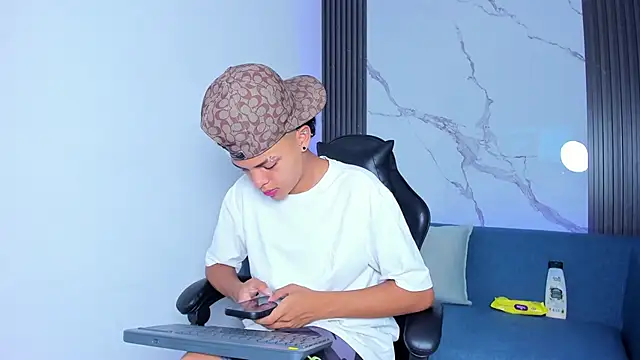 Snapshot of ThiagoCollin chatting on 09/08/25, 08:19 ThiagoCollin online show from 09/08/25, 08:19