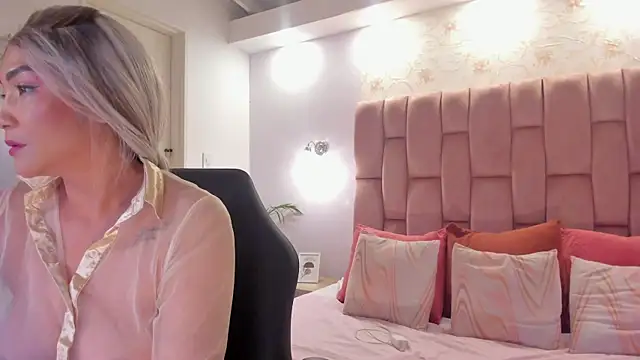 aishathornee online show from 10/08/25, 09:23