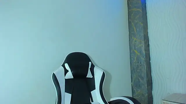 Snapshot of Raven_Rouge_ chatting on 06/12/26, 12:37 Raven Rouge online show from 06/12/26, 12:37