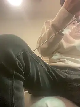 Snapshot of XanderOzzz chatting on 12/17/25, 01:44 XanderOzzz online show from 12/17/25, 01:44