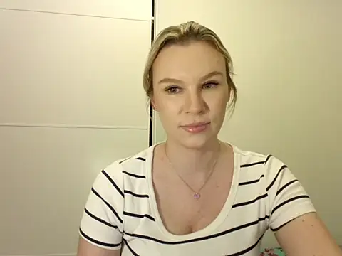 Snapshot of SadieBrilliance chatting on 10/08/25, 06:05 SadieBrilliance online show from 10/08/25, 06:05