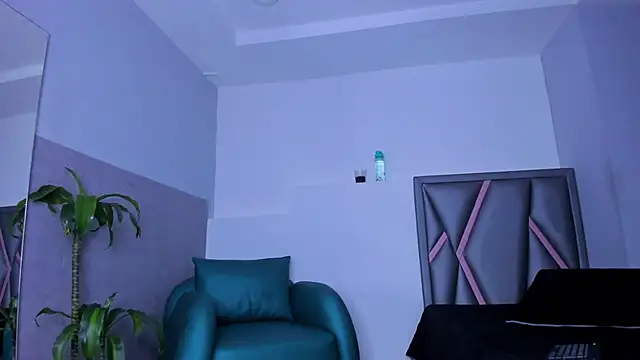 aurora tziu online show from 09/18/25, 04:03