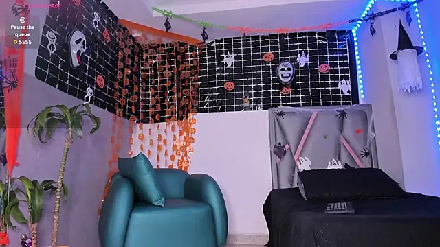 aurora tziu online show from 10/19/25, 04:02