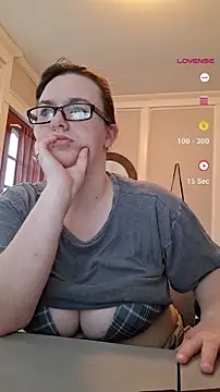 Snapshot of queenpeaches121 chatting on 04/02/26, 11:30 queenpeaches121 online show from 04/02/26, 11:30