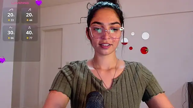 Snapshot of Ariagal chatting on 11/11/25, 12:21 Ariagal online show from 11/11/25, 12:21
