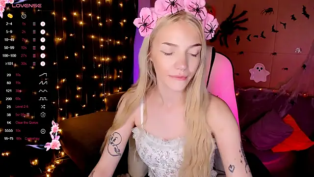 Snapshot of AnyaTaylor_ chatting on 10/31/25, 02:01 AnyaTaylor online show from 10/31/25, 02:01