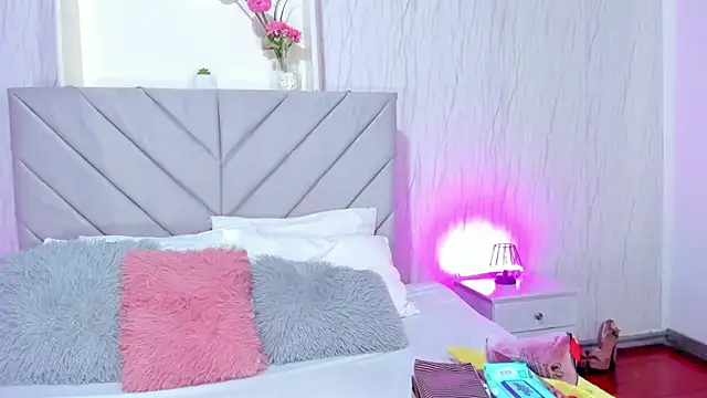 Victoria Guzman online show from 10/13/25, 01:33