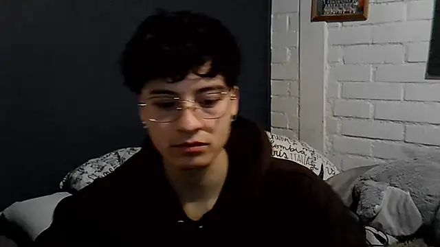 Snapshot of feeelipe2007 chatting on 06/24/26, 10:20 feeelipe2007 online show from 06/24/26, 10:20