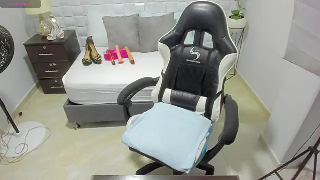 yulitza1025 online show from 11/06/25, 11:11