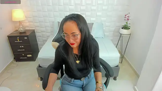 yulitza1025 online show from 11/26/25, 12:06