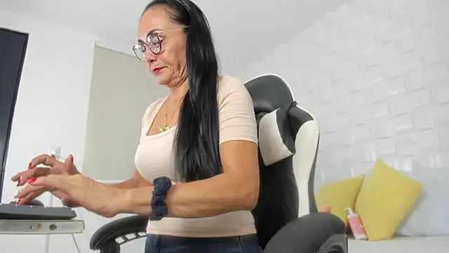 yulitza1025 online show from 03/02/26, 12:01