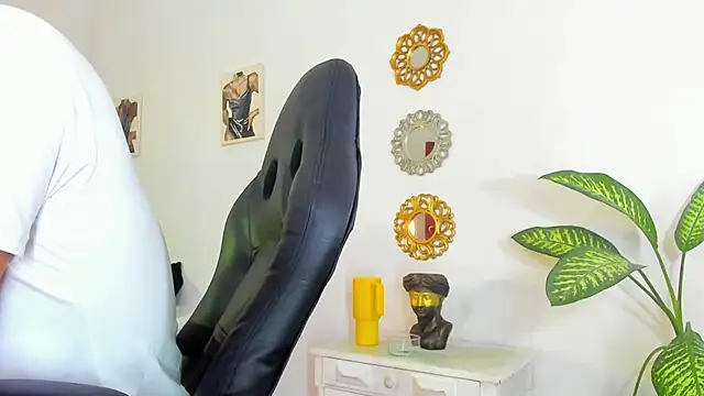 Snapshot of _Tarekk_ chatting on 09/24/25, 01:47  Tarekk  online show from 09/24/25, 01:47