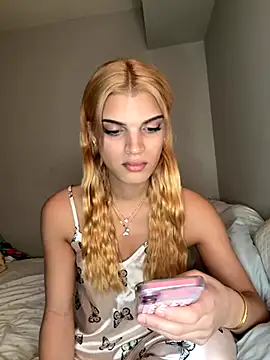 Snapshot of AriDaBratzDoll chatting on 09/26/25, 04:44 AriDaBratzDoll online show from 09/26/25, 04:44