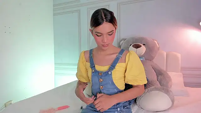 Snapshot of Doll_Isa_ chatting on 10/11/25, 07:23 Doll Isa online show from 10/11/25, 07:23