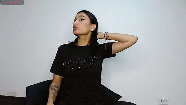 Gia Lee online show from 10/19/25, 04:57