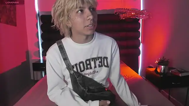 OliIverr22 online show from 12/04/25, 12:14