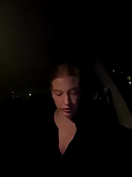 Snapshot of Chloemillerrxx chatting on 09/28/25, 06:35 Chloemillerrxx online show from 09/28/25, 06:35